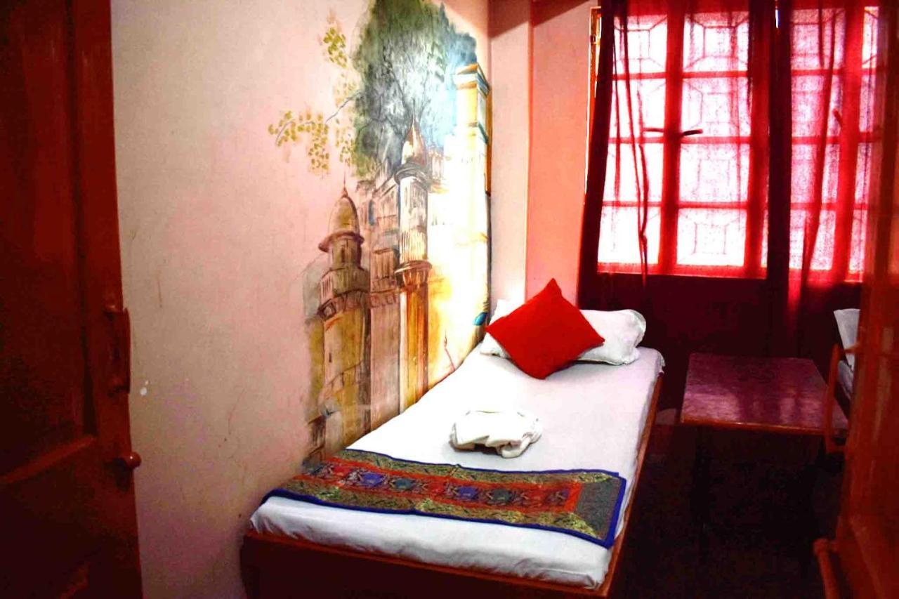 Family Guest House พาราณสี ภายนอก รูปภาพ