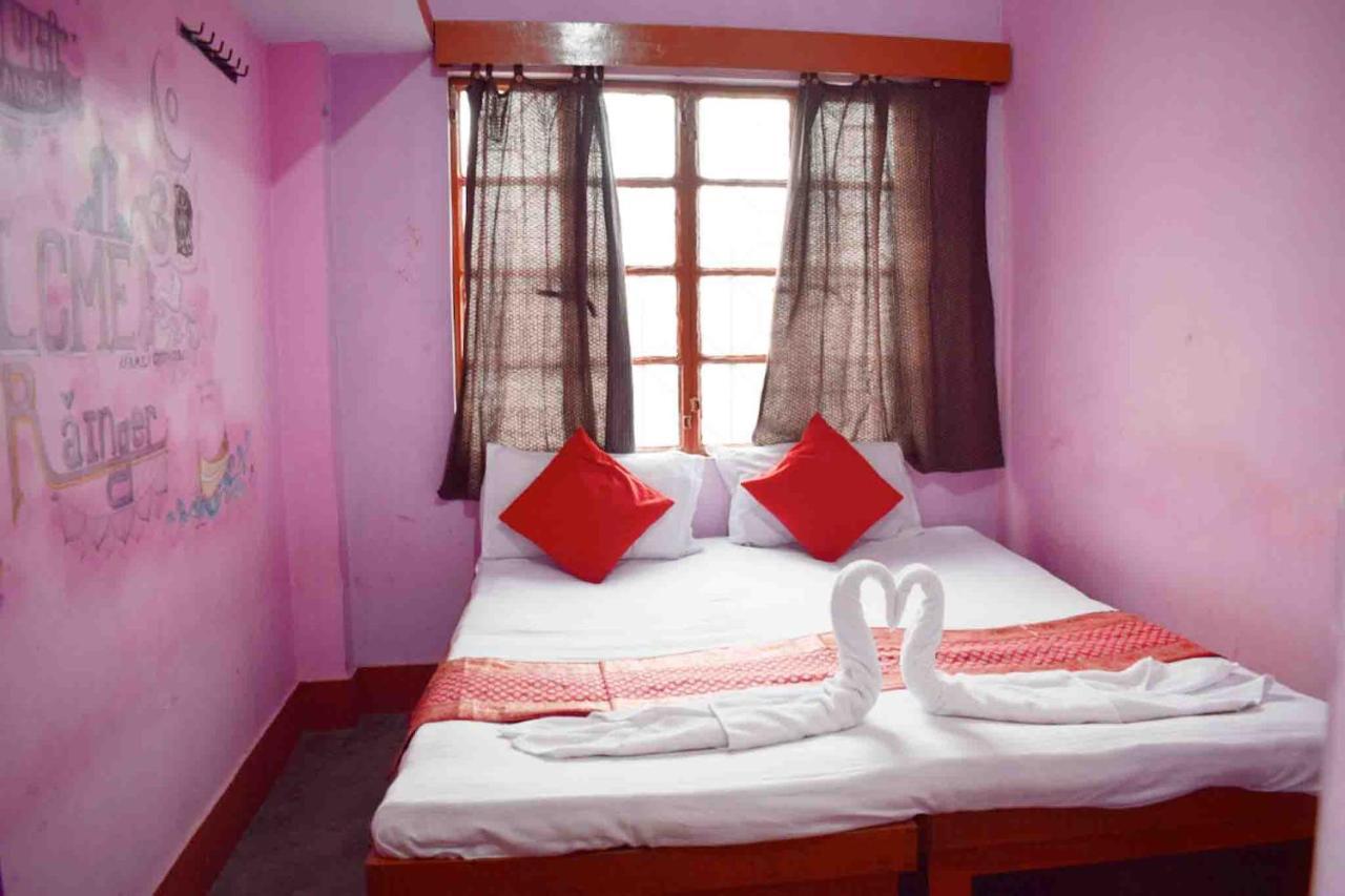 Family Guest House พาราณสี ภายนอก รูปภาพ