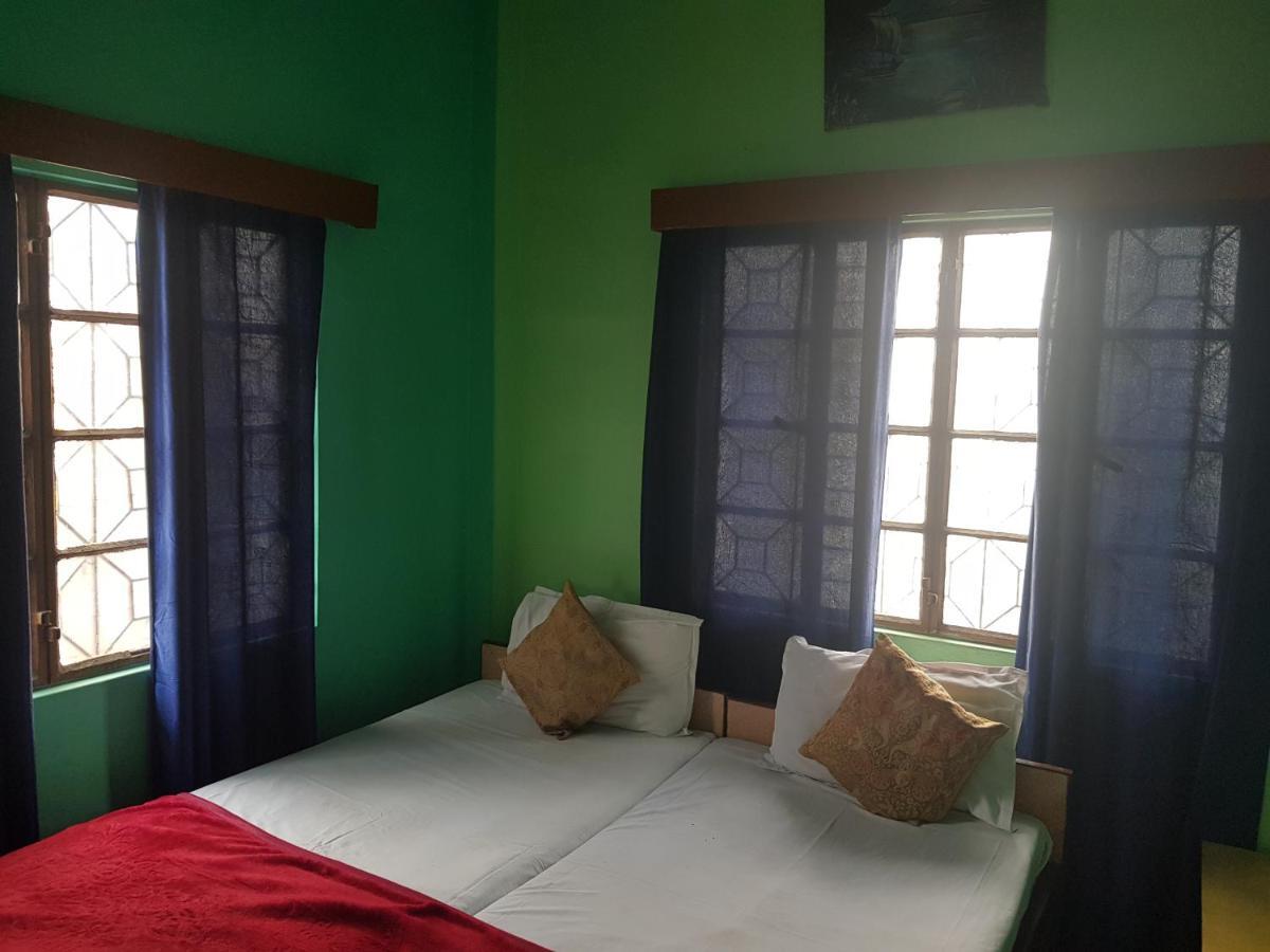Family Guest House พาราณสี ภายนอก รูปภาพ