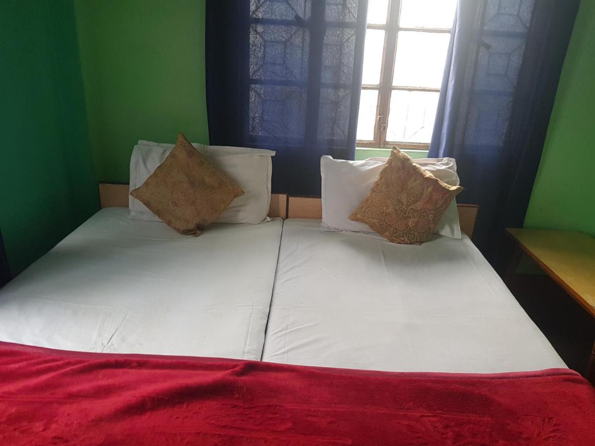 Family Guest House พาราณสี ภายนอก รูปภาพ